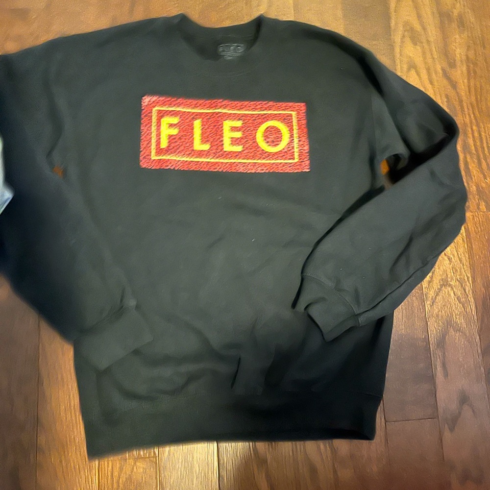 FLEO sweatshirt size Small